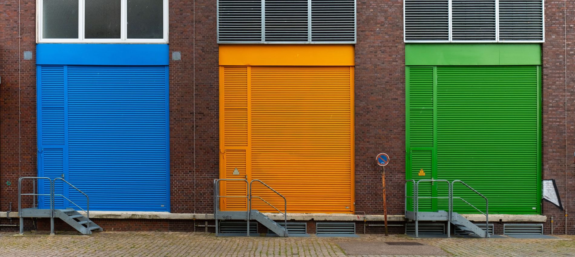 Industrie Tore mit buntem Anstrich